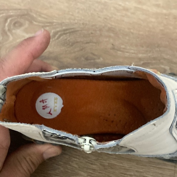 TMA EYES cream and black ankle boots - Picture 4 of 7